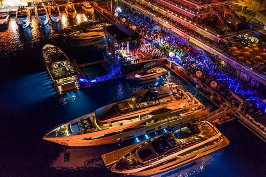Yacht ripresi dall'alto di sera al porto di Cannes