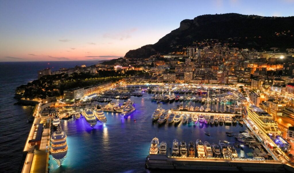 Costa di Monaco con Yachts di sera
