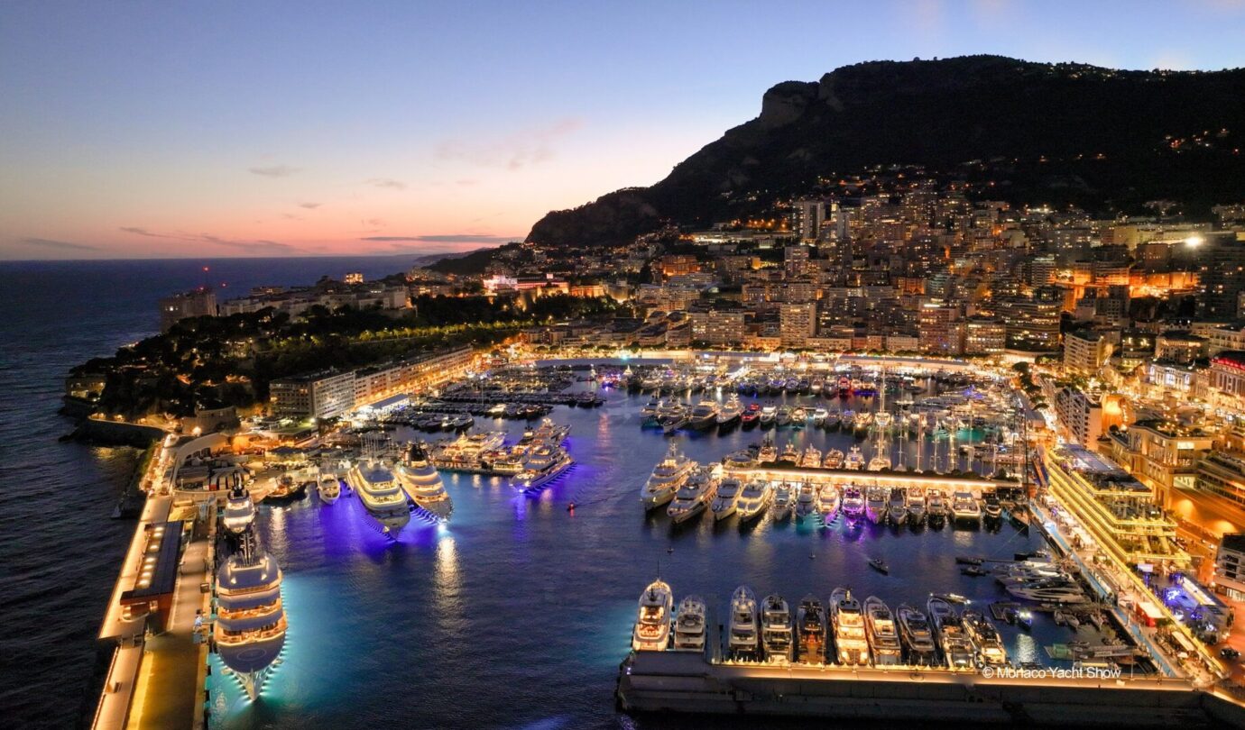 Costa di Monaco con Yachts di sera