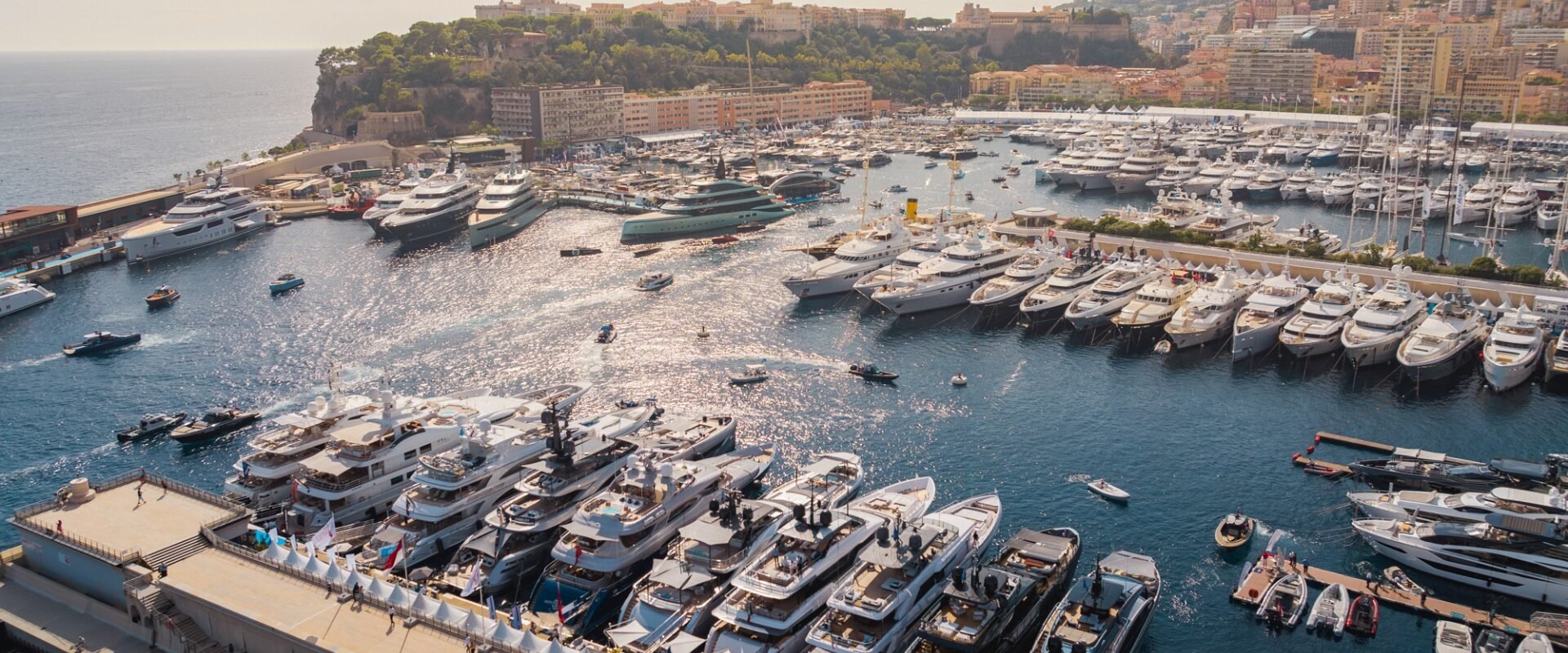 Costa di Monaco con Yacht attraccati